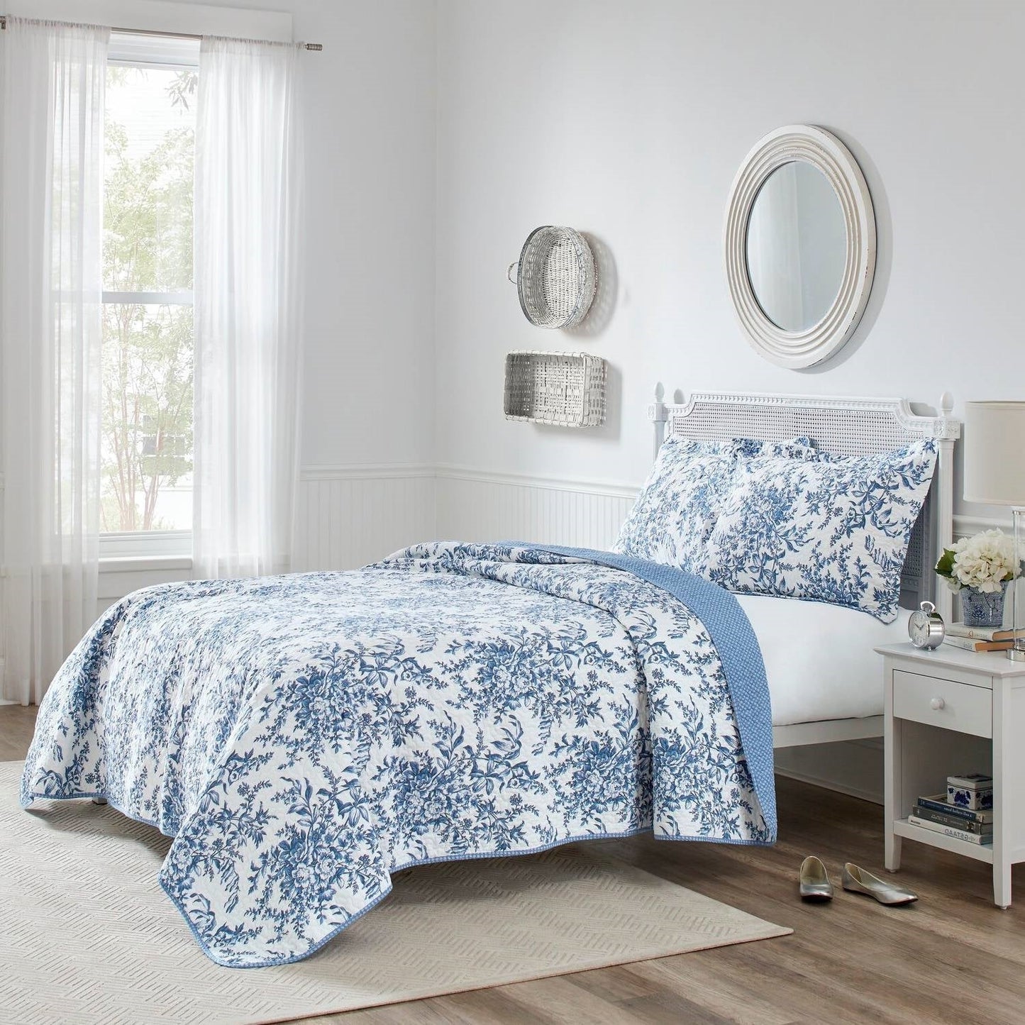 Bathroom > Laundry Hampers - Full/Queen 3 Piece Bed In A Bag Reversible Blue White Floral Cotton Quilt Set