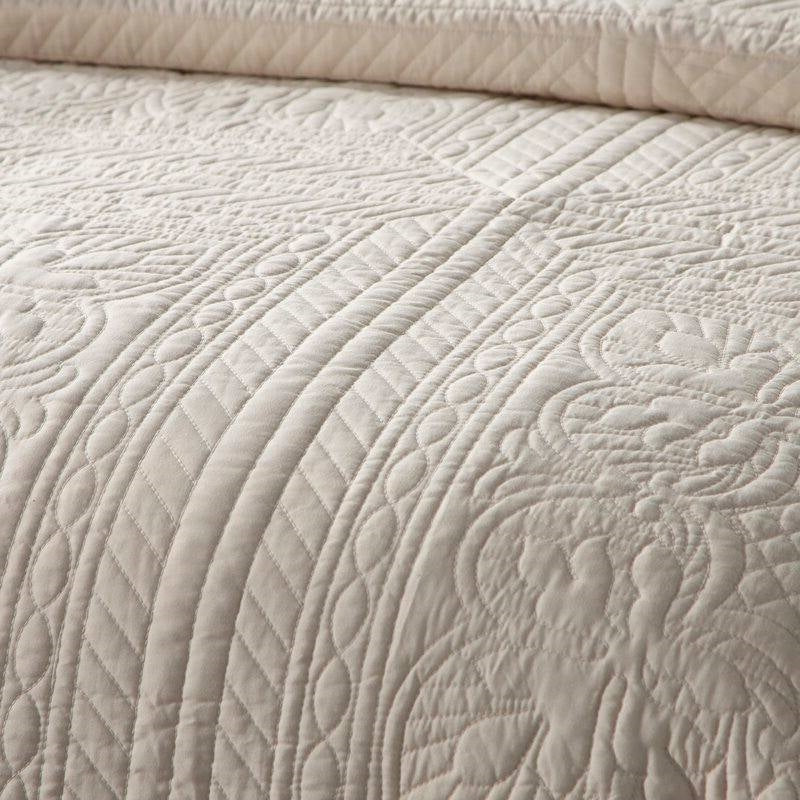 Bedroom > Quilts & Blankets - King Size 3 Piece Reversible Scalloped Edges Microfiber Quilt Set In Cream