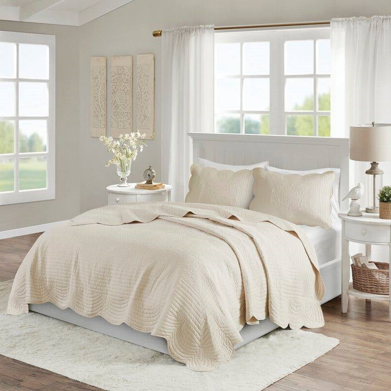 Bedroom > Quilts & Blankets - Full/Queen Size 3-Piece Reversible Scalloped Edges Microfiber Quilt Set In Cream
