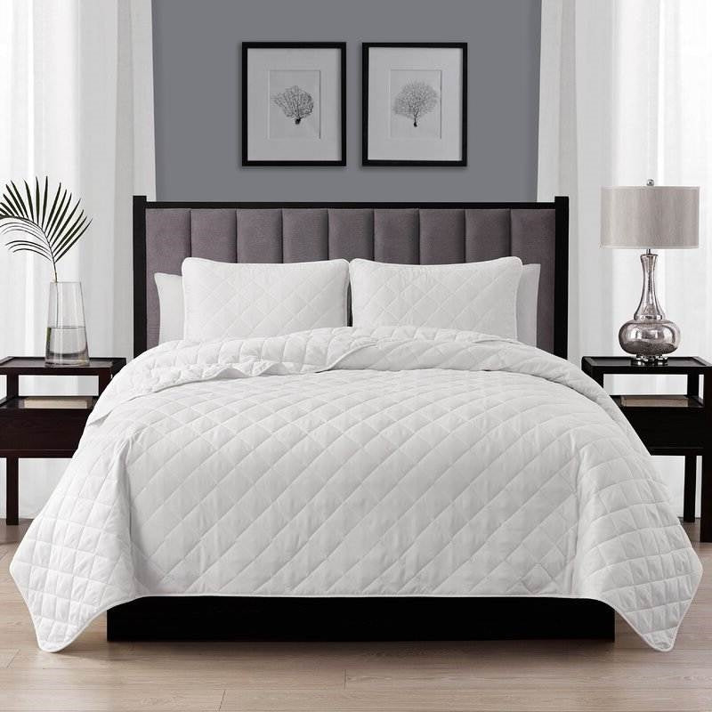 Bedroom > Quilts & Blankets - Full/Queen 3-Piece White Polyester Microfiber Diamond Quilted Quilt Set