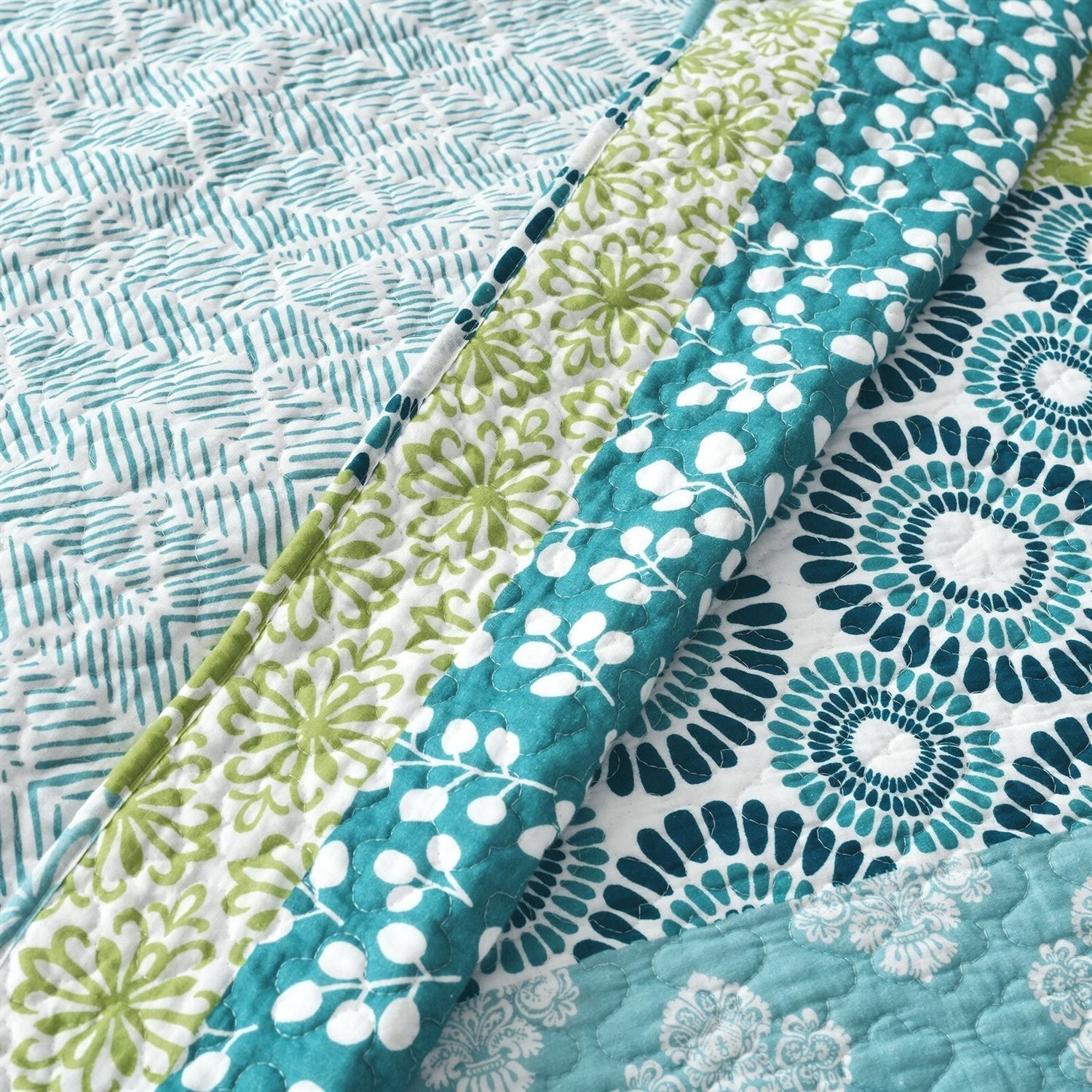 Bedroom > Quilts & Blankets - King Size Cotton 3 Piece Reversible Blue White Green Floral Damask Quilt Set