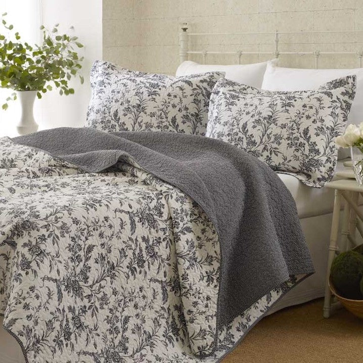 Bedroom > Quilts & Blankets - King Size Cotton Blend 3-Piece Reversible Quilt Set In Grey White Floral Design