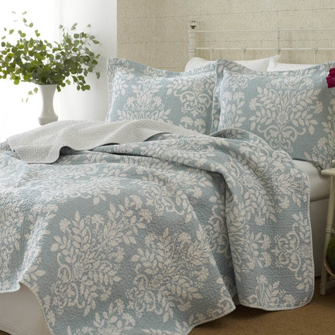 Bedroom > Quilts & Blankets - 100% Cotton King Size 3-Piece Coverlet Quilt Set In Blue White Floral Pattern