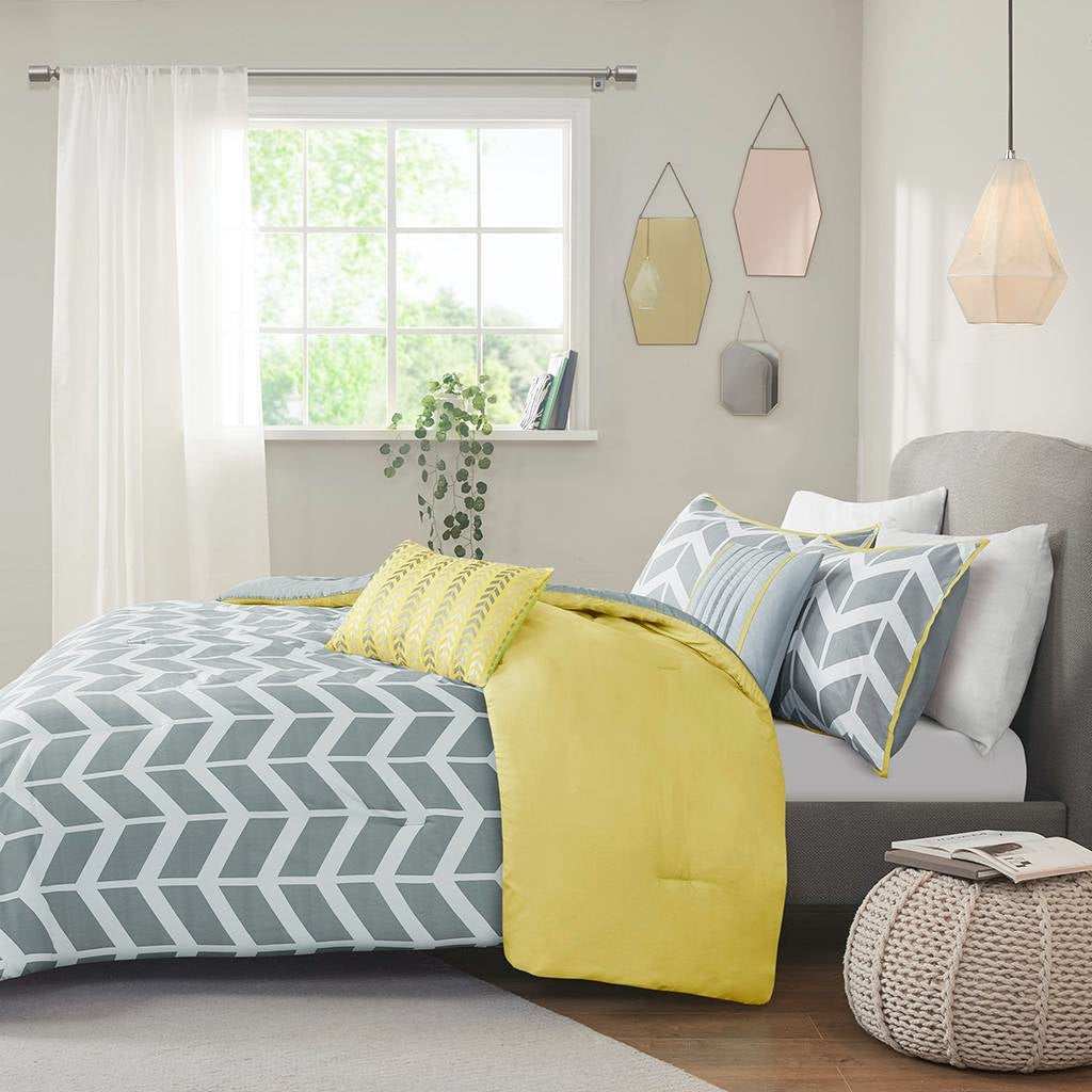 Bedroom > Comforters And Sets - Full / Queen Size Reversible Comforter Set In Grey White Yellow Chevron Stripe