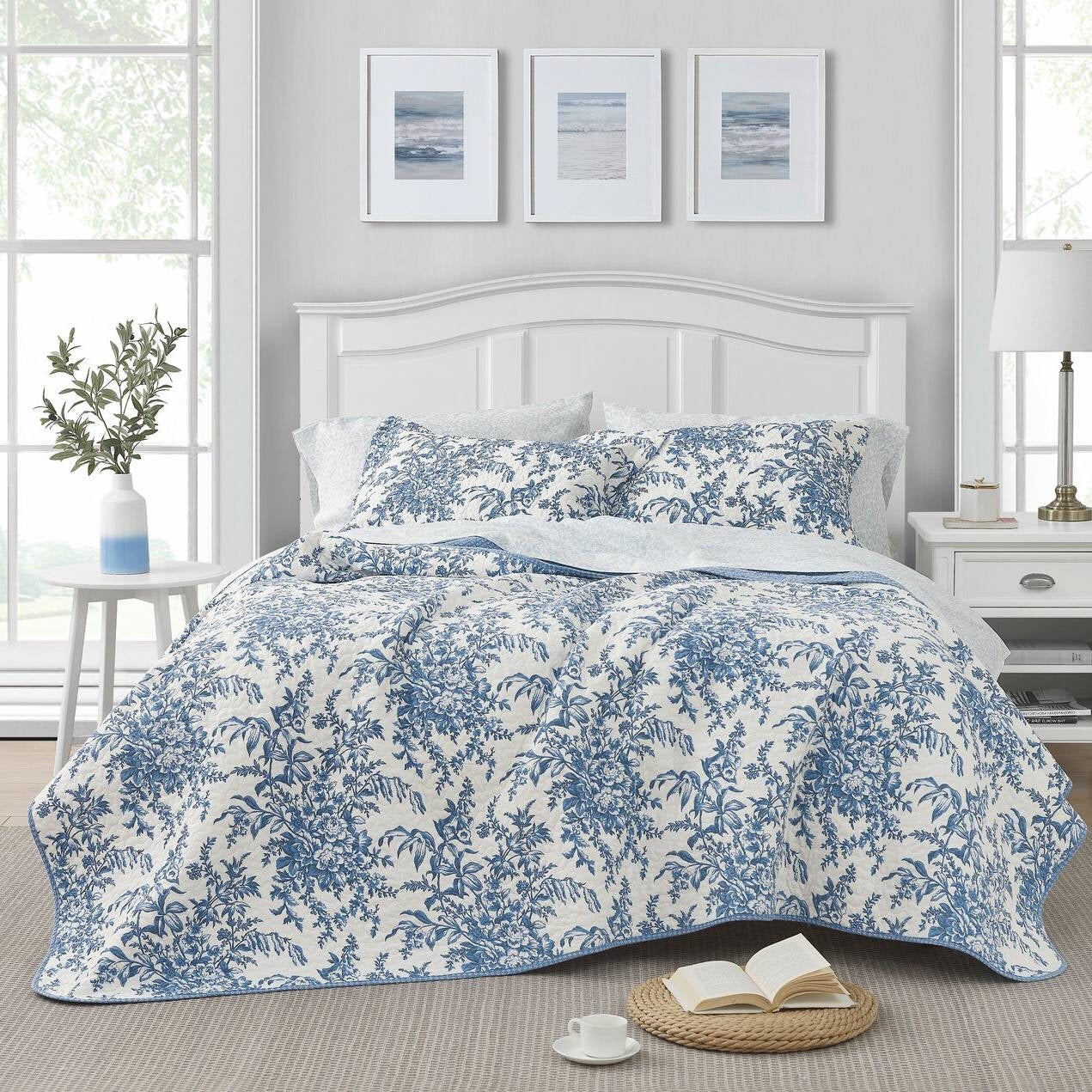 Bedroom > Quilts & Blankets - King Size 3 Piece Bed-in-a-Bag Reversible Blue White Floral Cotton Quilt Set