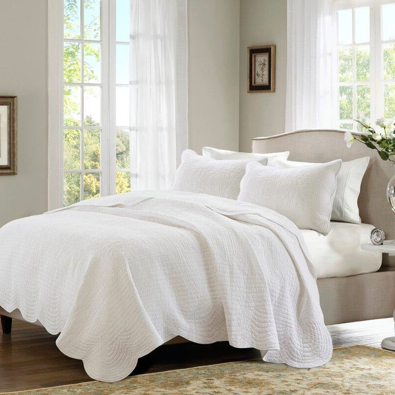Bedroom > Quilts & Blankets - Full/Queen Size 3-Piece Reversible Scalloped Edges Microfiber Quilt Set In White